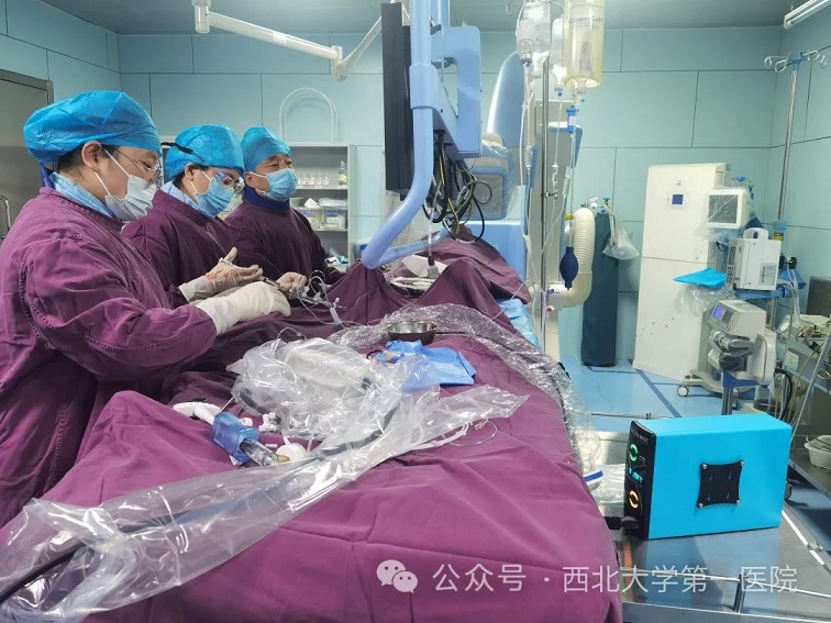 又添“硬核”新技术！西北大学第一医院心内科专家首次运用冲击波球囊治疗严重钙化冠脉病变新技术获成功