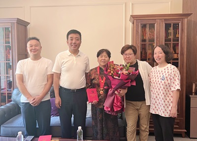 光荣在党50年！西北大学第一医院党委为老党员上门颁发“光荣在党50年”纪念章